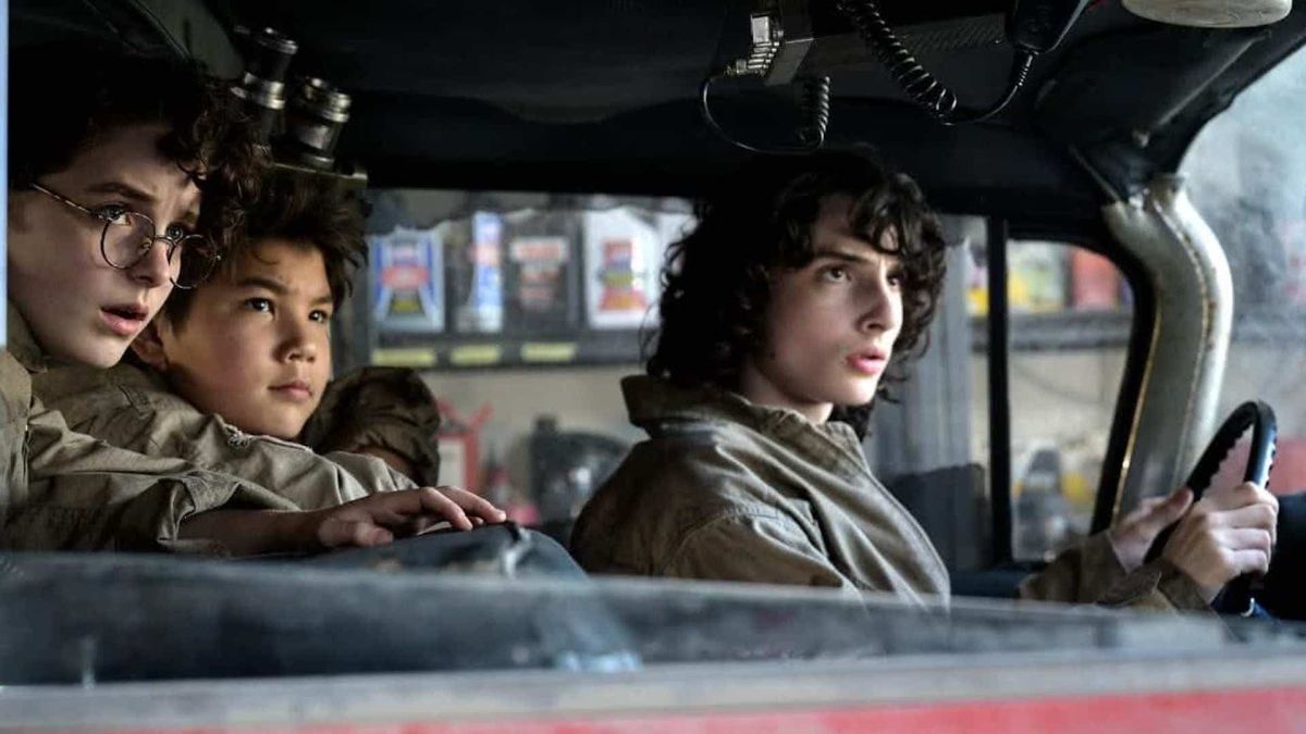 Mckenna Grace, Logan Kim, and Finn Wolfhard in Ghostbusters Afterlife