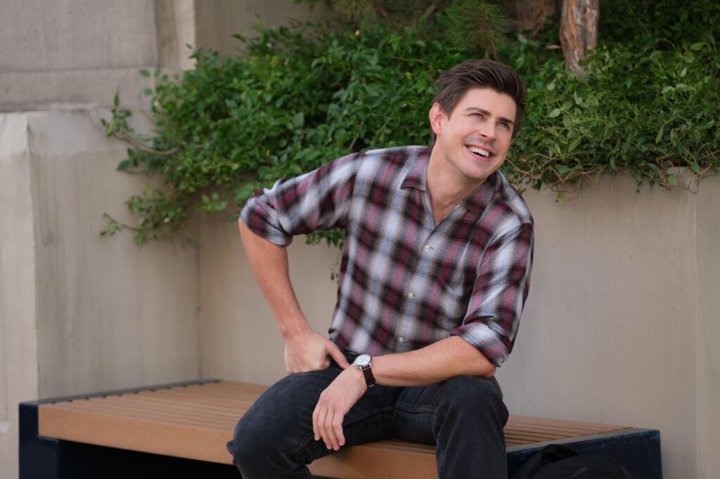 Chris Lowell in How I Met Your Father Season 1 Episode 3
