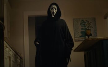 Ghostface in Matt Bettinelli-Olpin and Tyler Gillett's Scream 2022
