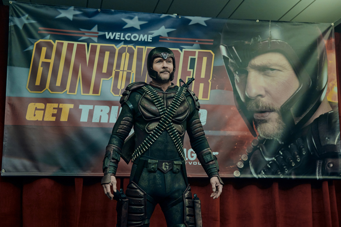 Gunpowder (Sean Patrick Flanery) gives a lecture at a gun convenction.