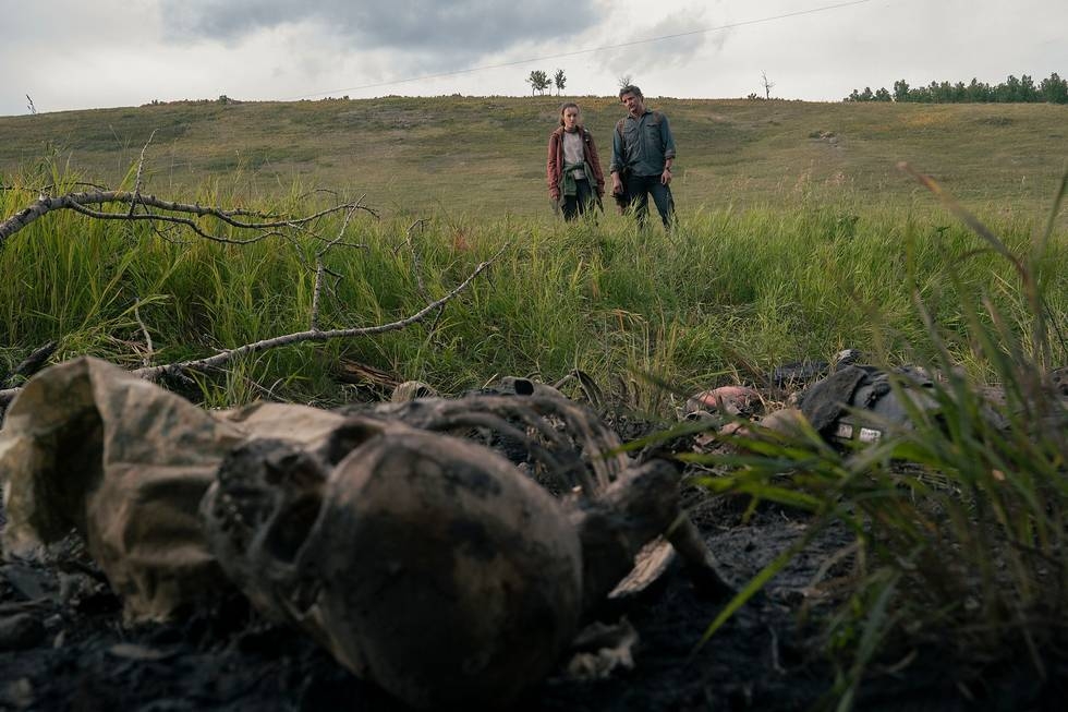 Pedro Pascal and Bella Ramsey in Craig Mazin and Neil Druckmann's post-apocalyptic horror science-fiction action adventure drama adaptation series, The Last of Us, Season 1 Episode 3