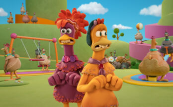 Josie Sedgwick-Davies as Frizzle and Bella Ramsey as Molly in Netflix's animated adventure comedy film, Chicken Run Dawn of the Nugget